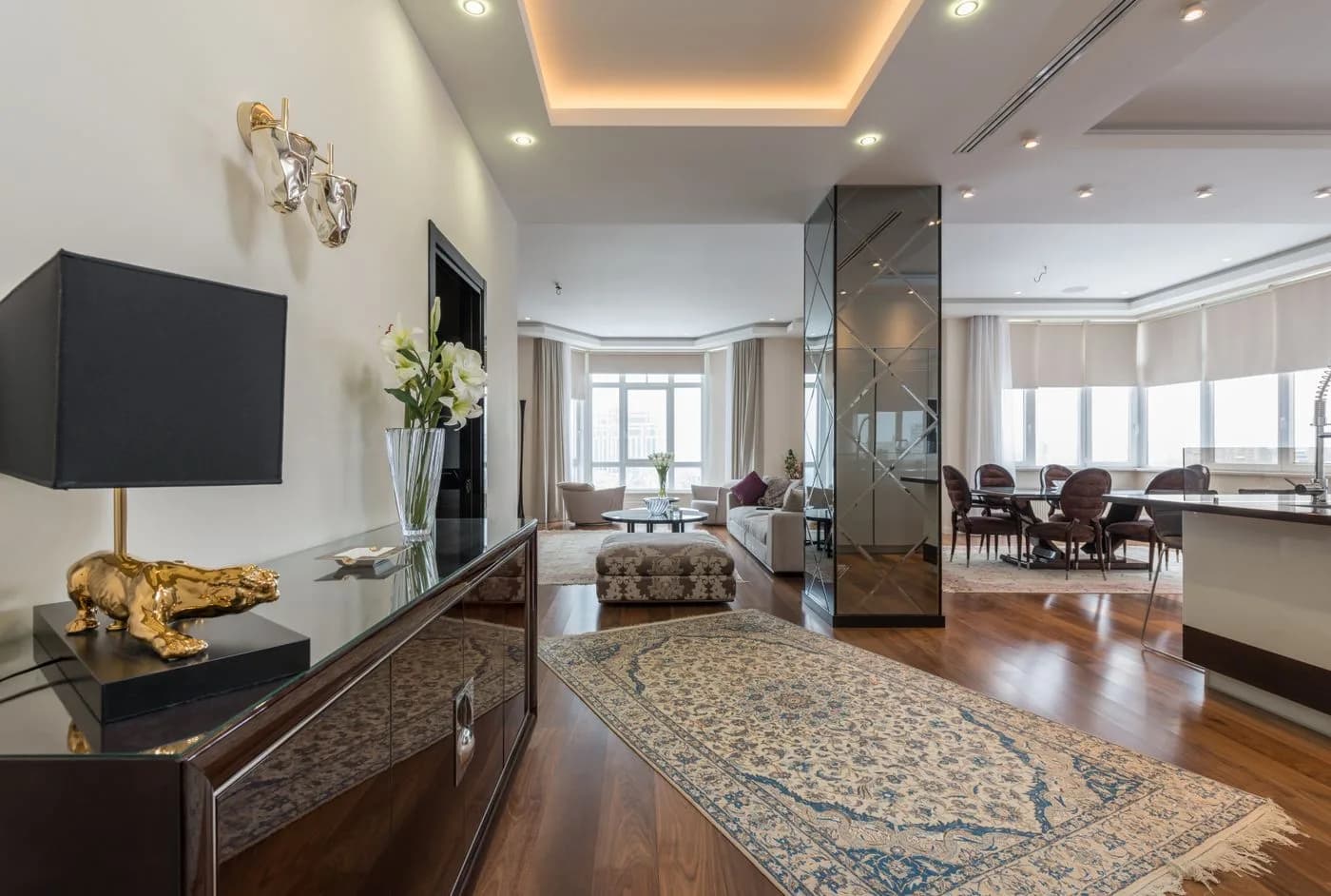 Light-filled living room with carefully arranged seating and property presentation details